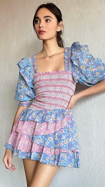  Błękitno-różowa sukienka boho z falbankami w kwiatowy wzór