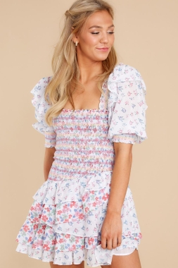 Pastelowa, mini sukienka boho w motyw kwiatów