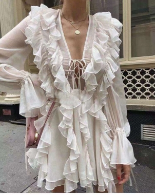  Jasna sukienka boho z falbanami i wiązaniem.