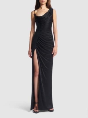 Czarna, długa sukienka z marszczeniami, rozcięciem na nogę i złotą klamerką w kształcie meduzy. Black maxi dress with medusa buckle