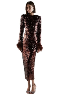 Brązowa midi sukienka z cekinów z piórami na rękawach. Brown sequined midi dress with feathers 