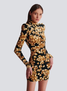 Aksamitna czarna sukienka ze złotym wzorem i długim rękawem. Velvet black dress with gold print