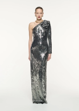 Srebrna, asymetryczna maxi sukienka z cekinów z jednym rękawem i różą na ramieniu. Silver maxi asymmetrical sequined dress with cut out and rose on arm