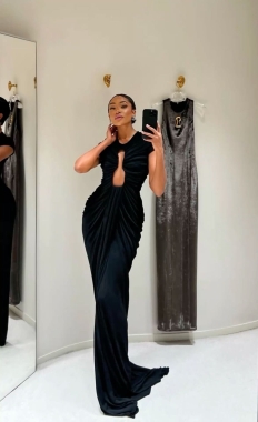Czarna, długa, drapowana sukienka z motywem dziurki od klucza na biuście. Black, drapped dress with keyhole 