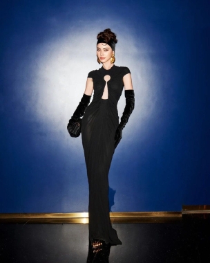 Czarna, długa, drapowana sukienka z motywem dziurki od klucza na biuście. Black, drapped dress with keyhole 